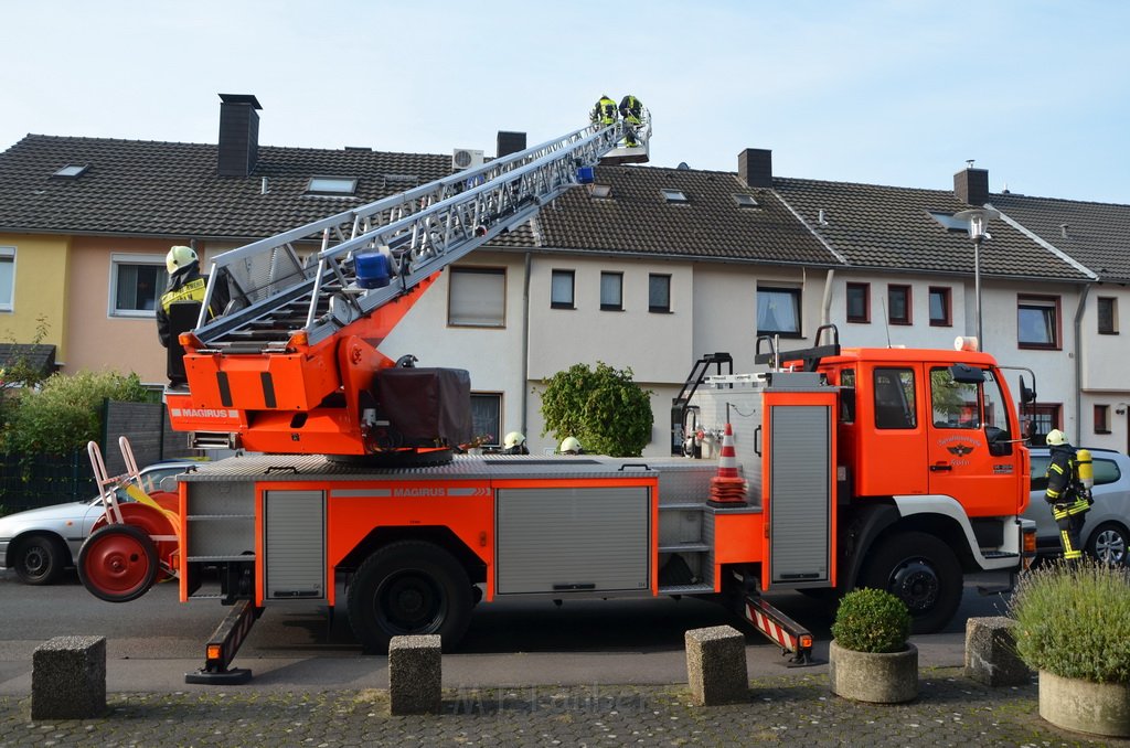Feuer 1 Dachstuhl Koeln Porz Westhoven Ingeborgstr P5334.JPG